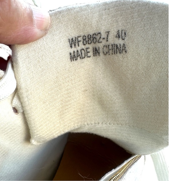 White Lizard Textured PU Leather Golden Eagle Side Zip Platform Sneakers (Sz 10) - Picture 8 of 11